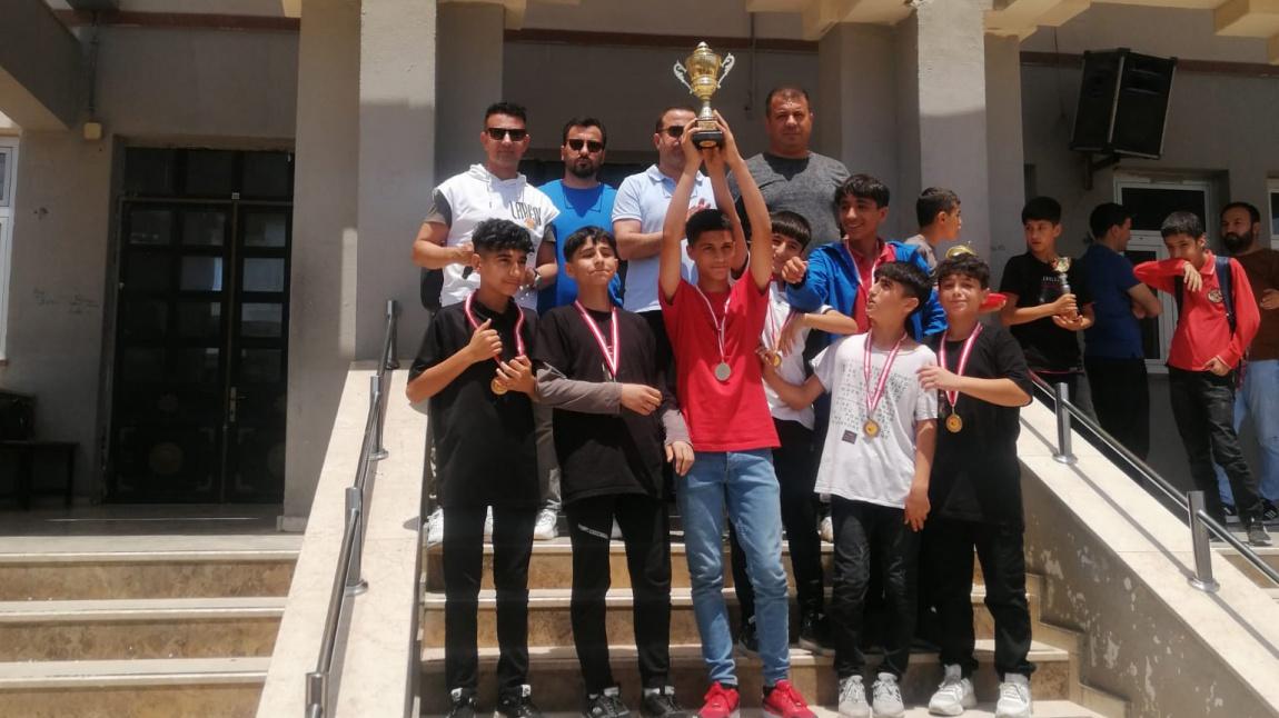 Okulumuz Sınıflar Arası Futbol Turnuvası Kazananı 7-L ve 8-G sınıflarını tebrik ederiz.